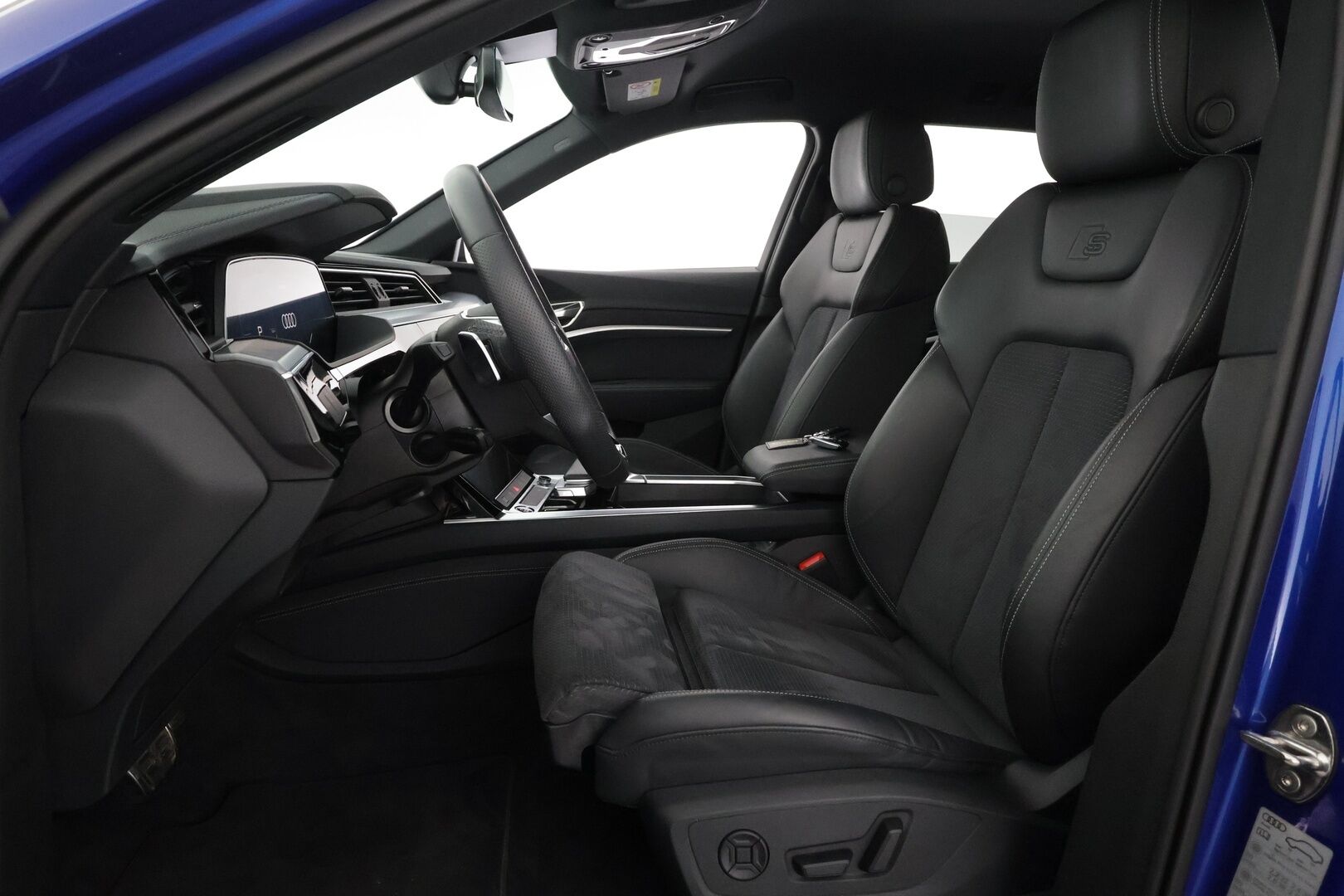 AUDI Q8 E-TRON 2024 50 e-tron quattro - | ACC | Koukku | S-line sisäpaketti | Muistipenkki | Sporttipenkit sähköllä | Matrix | Keyless | Nahka-alcantara | P.kamera | Lane Assist | 2x renkaat aluin | 