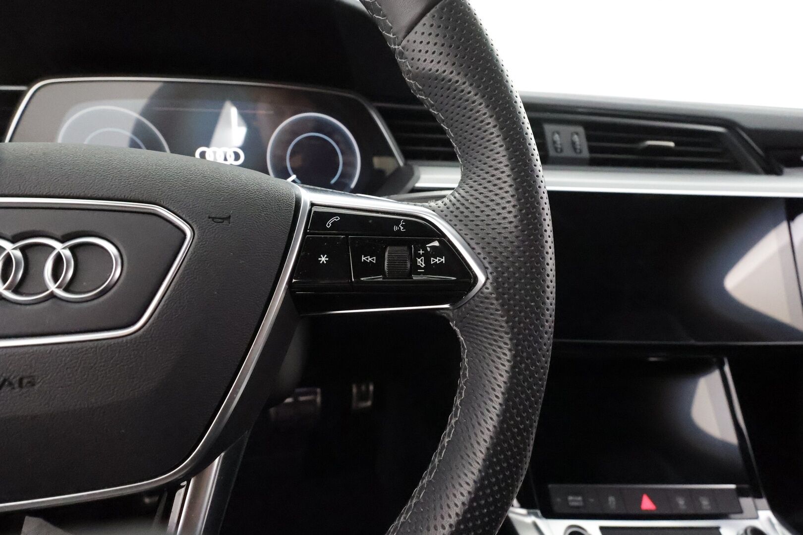 AUDI Q8 E-TRON 2024 50 e-tron quattro - | ACC | Koukku | S-line sisäpaketti | Muistipenkki | Sporttipenkit sähköllä | Matrix | Keyless | Nahka-alcantara | P.kamera | Lane Assist | 2x renkaat aluin | 