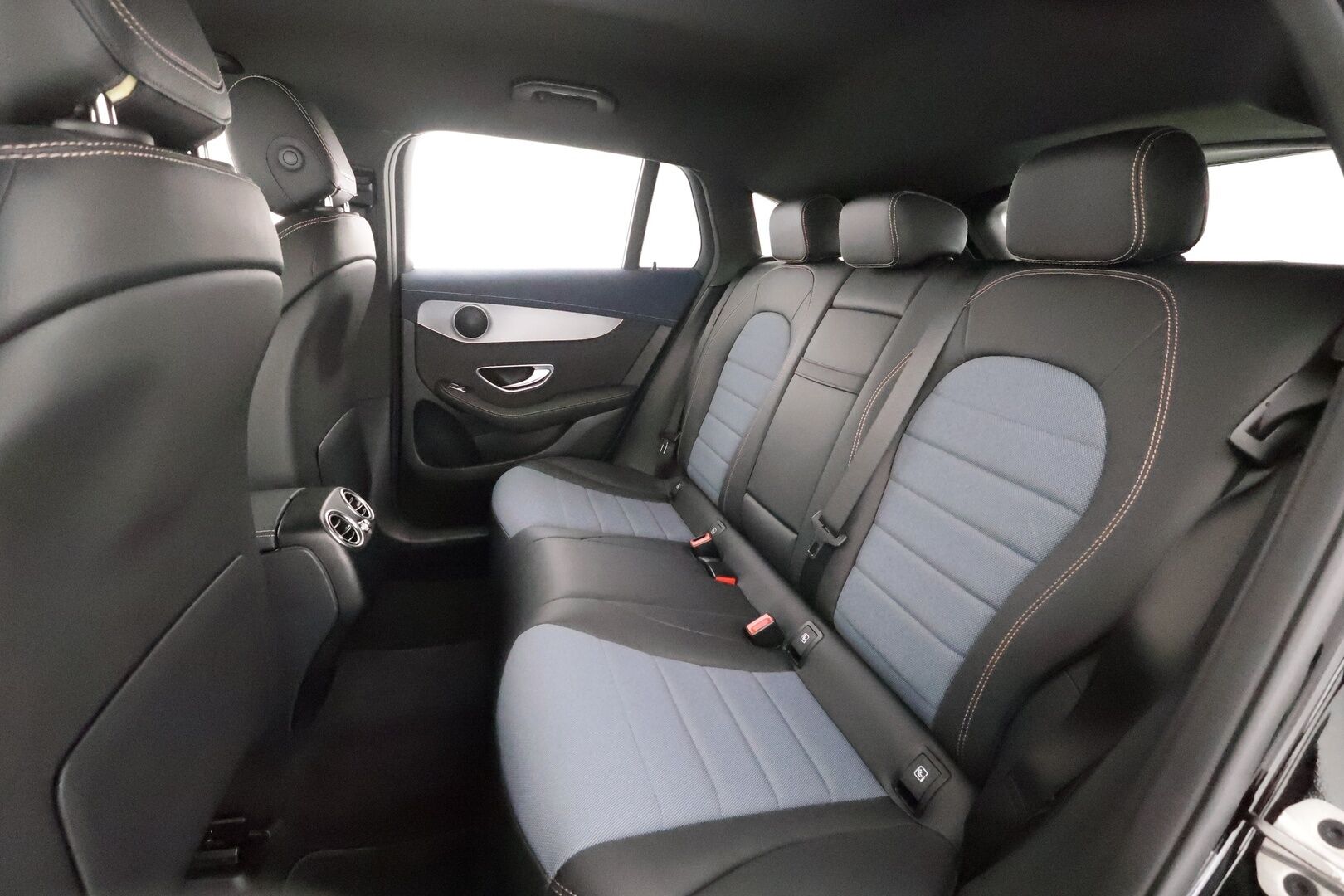 MERCEDES-BENZ EQC 2023 400 4Matic - | DTR+ | ILP | Koukku | Multibeam | Muistipenkit hieronnalla | Puolinahat | 360 | HUD | Keyless | Lane Assist | BSM | Sähk. ratti | Merkkihuollot | ALV | 