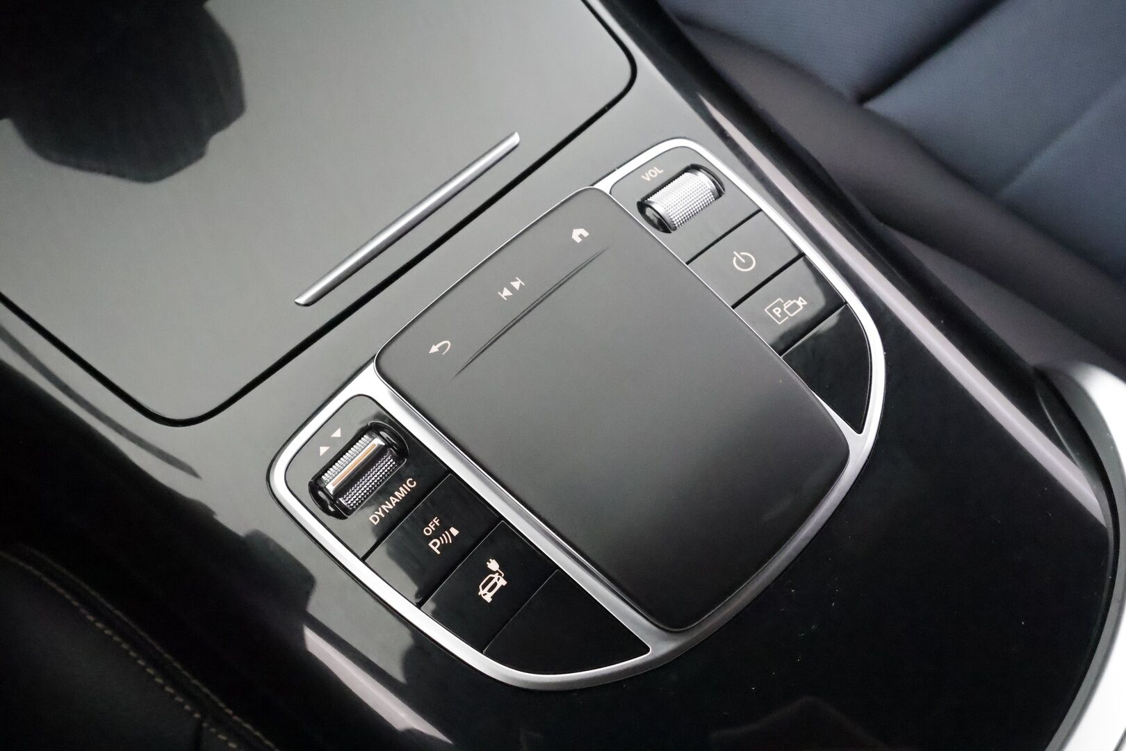 MERCEDES-BENZ EQC 2023 400 4Matic - | DTR+ | ILP | Koukku | Multibeam | Muistipenkit hieronnalla | Puolinahat | 360 | HUD | Keyless | Lane Assist | BSM | Sähk. ratti | Merkkihuollot | ALV | 