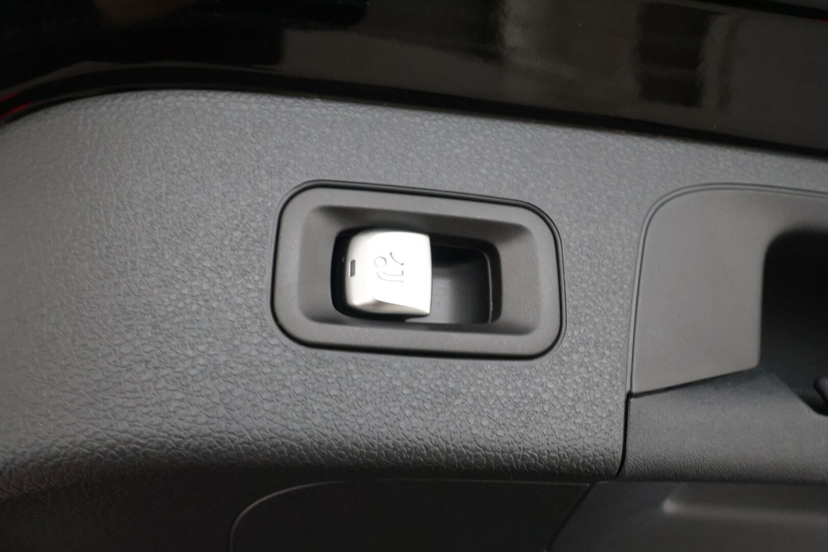 MERCEDES-BENZ EQC 2023 400 4Matic - | DTR+ | ILP | Koukku | Multibeam | Muistipenkit hieronnalla | Puolinahat | 360 | HUD | Keyless | Lane Assist | BSM | Sähk. ratti | Merkkihuollot | ALV | 