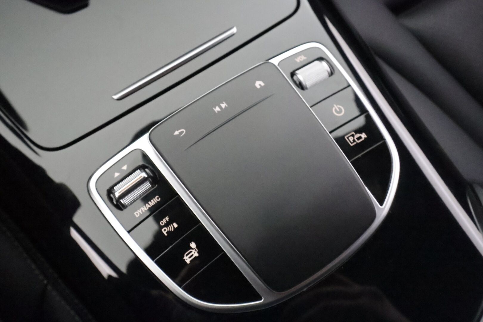 MERCEDES-BENZ EQC 2023 400 4Matic - | DTR+ | ILP | HUD | 360° | Sporttinahat hieronnalla | Multibeam LED | Lane Assist | Apple & Android | Widescreen | Sähk. takaluukku | Merkkihuollot |