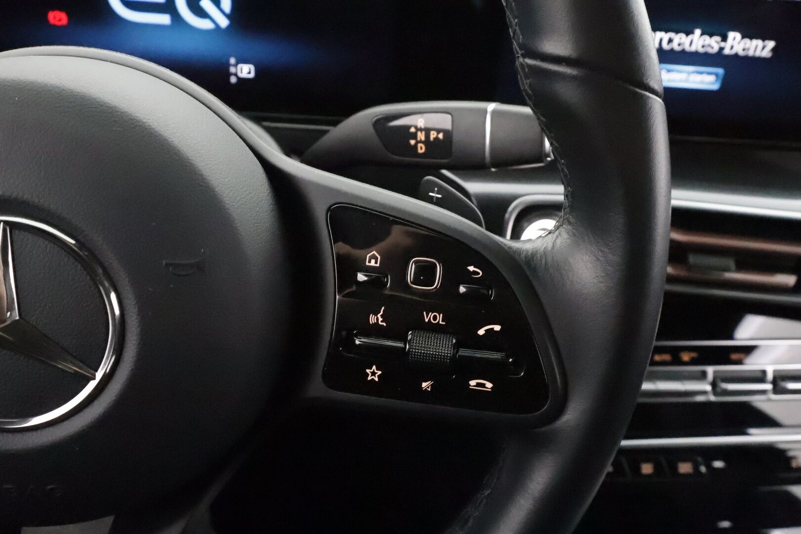MERCEDES-BENZ EQC 2023 400 4Matic - | DTR+ | ILP | HUD | 360° | Sporttinahat hieronnalla | Multibeam LED | Lane Assist | Apple & Android | Widescreen | Sähk. takaluukku | Merkkihuollot |