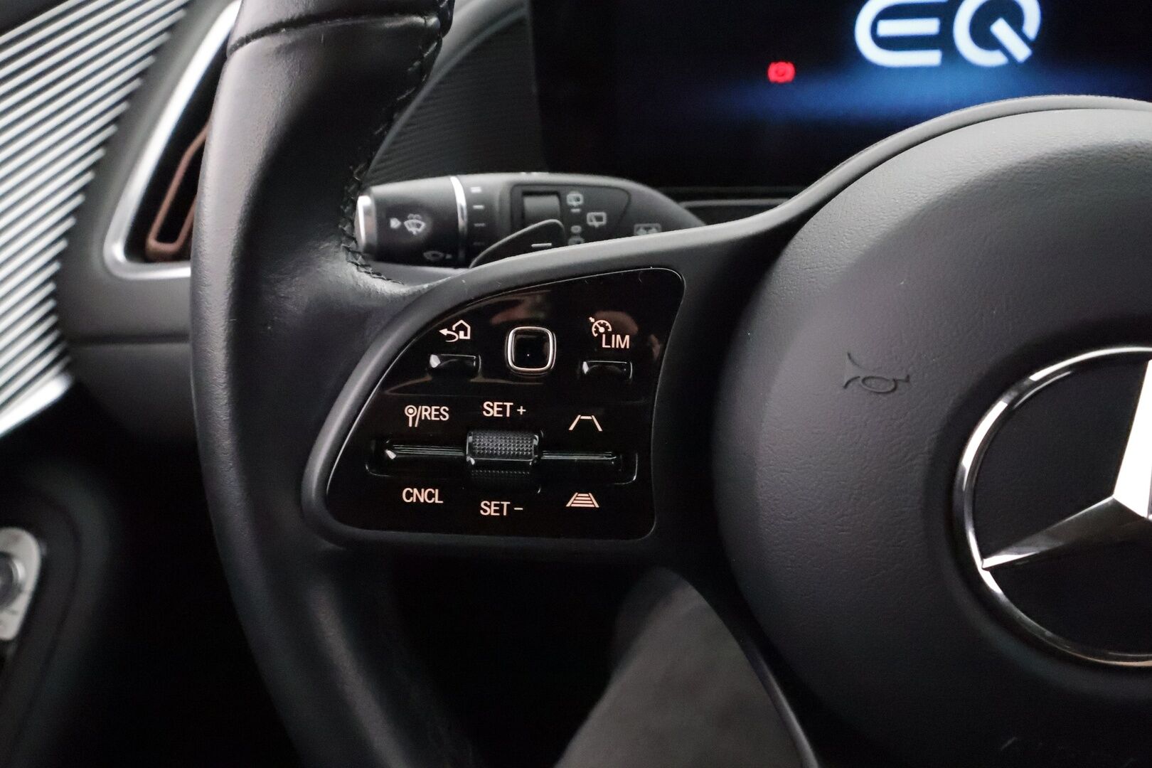 MERCEDES-BENZ EQC 2023 400 4Matic - | DTR+ | ILP | HUD | 360° | Sporttinahat hieronnalla | Multibeam LED | Lane Assist | Apple & Android | Widescreen | Sähk. takaluukku | Merkkihuollot |