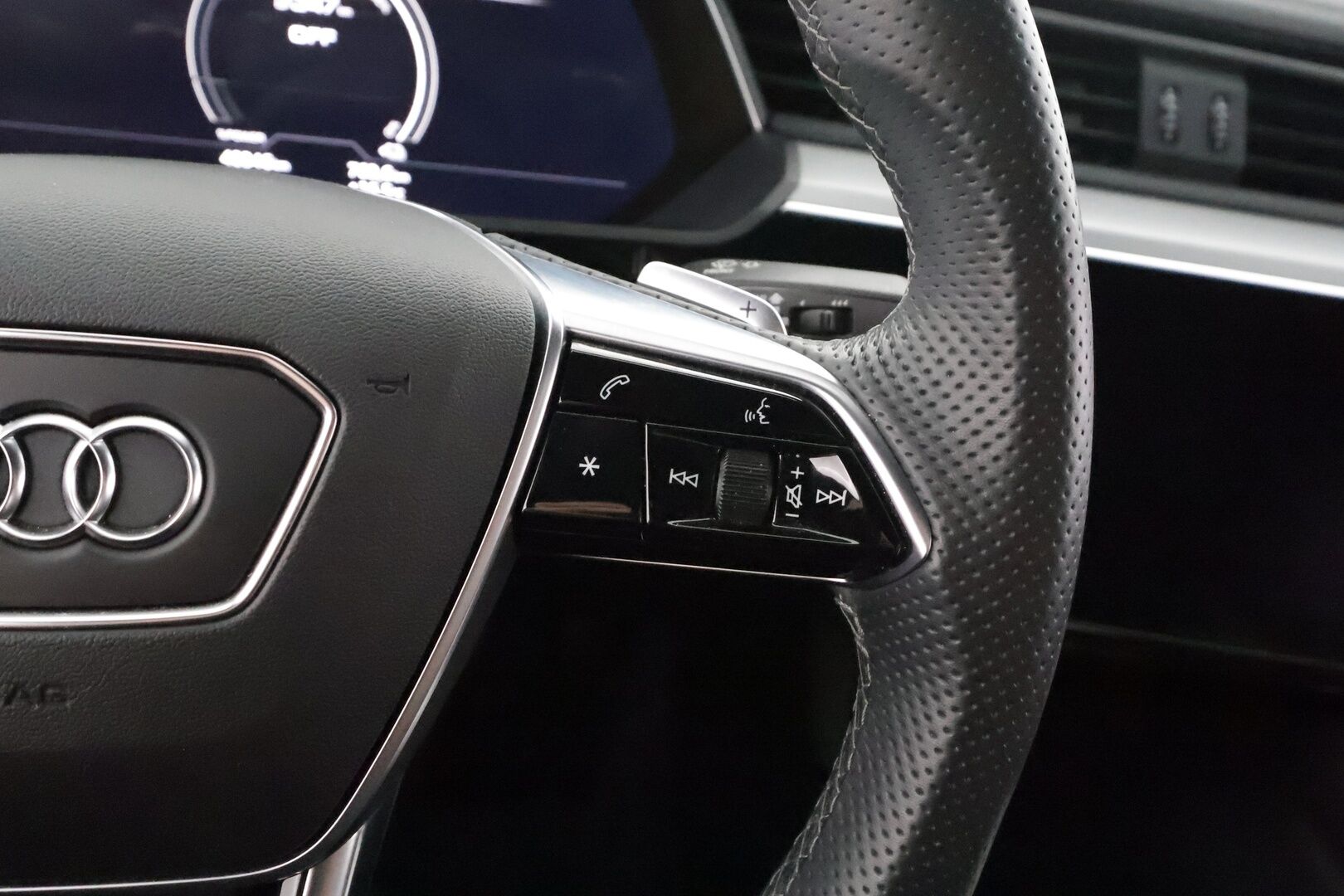 AUDI E-TRON 2022 Sportback S line quattro 55 300kW - | ACC | B&O | HUD | 360° | Tikatut sporttinahat | Matrix | Muistipenkki | Kamerapeilit | Keyless | Akt. kaistaohjaus | Navi | Apple & Android | ALV |
