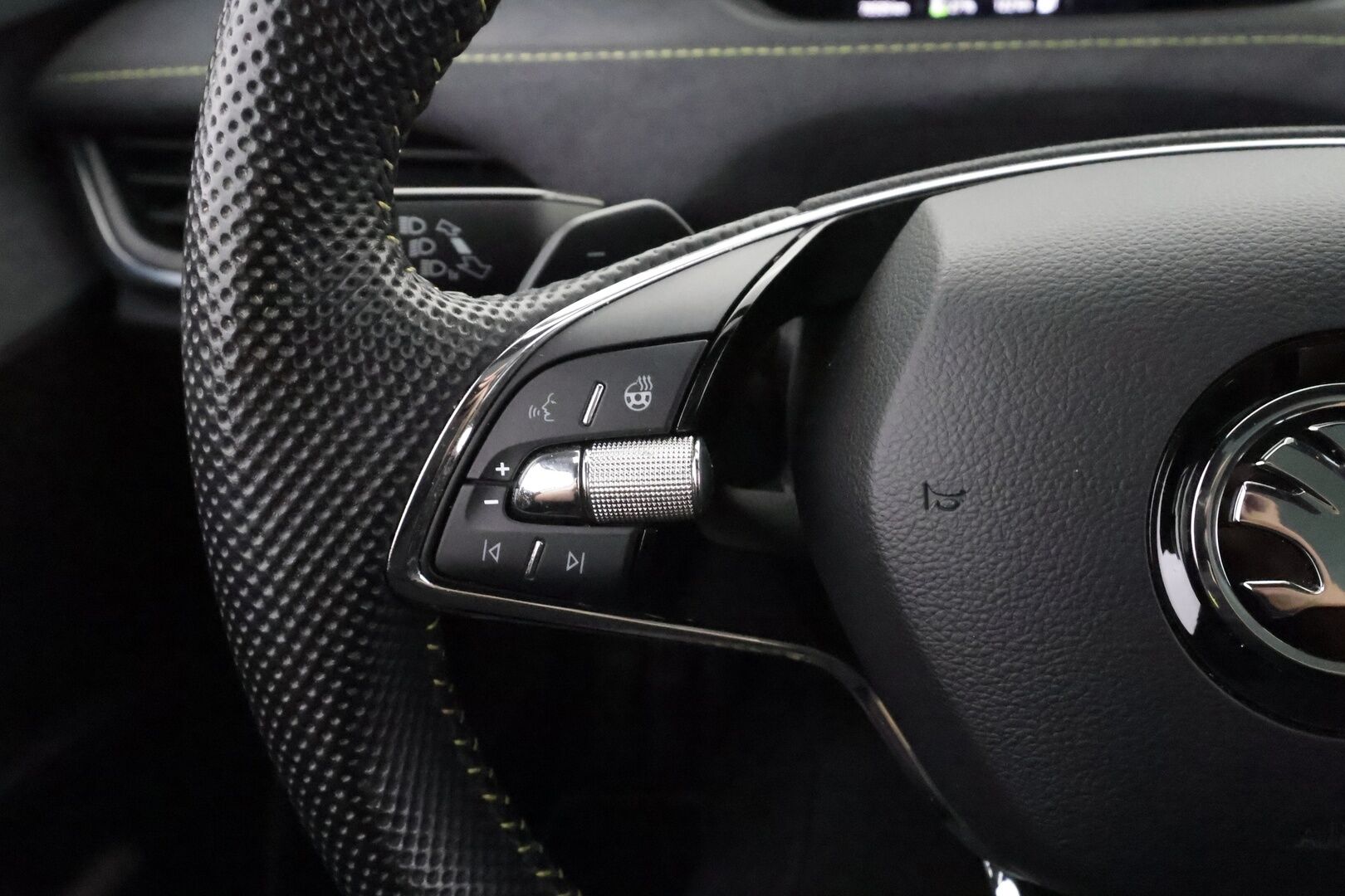SKODA ENYAQ 2023 RS 4x4 220kW - | ILP | Koukku | Lasikatto | Canton | HUD | ACC | Matrix-LED | P.Kamera | Hierova Muistipenkki | Navi | Kaistavahti | Keyless | Merkkihuollot |