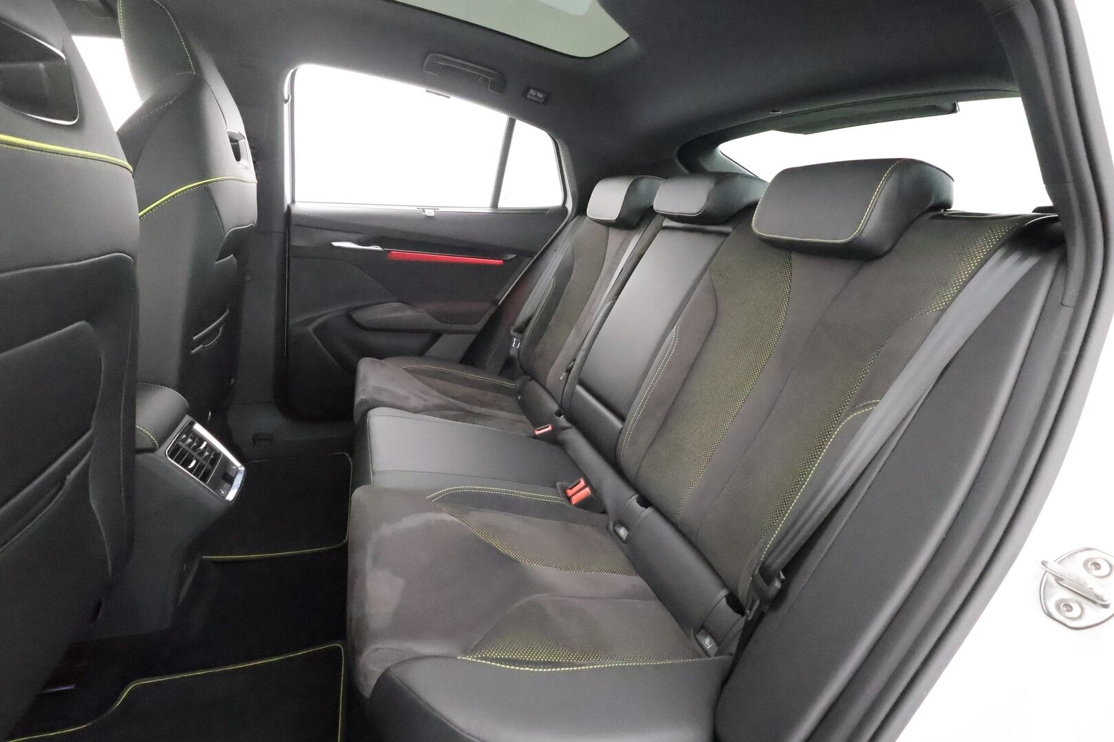 SKODA ENYAQ 2023 RS 4x4 220kW - | ILP | Koukku | Lasikatto | Canton | HUD | ACC | Matrix-LED | P.Kamera | Hierova Muistipenkki | Navi | Kaistavahti | Keyless | Merkkihuollot |