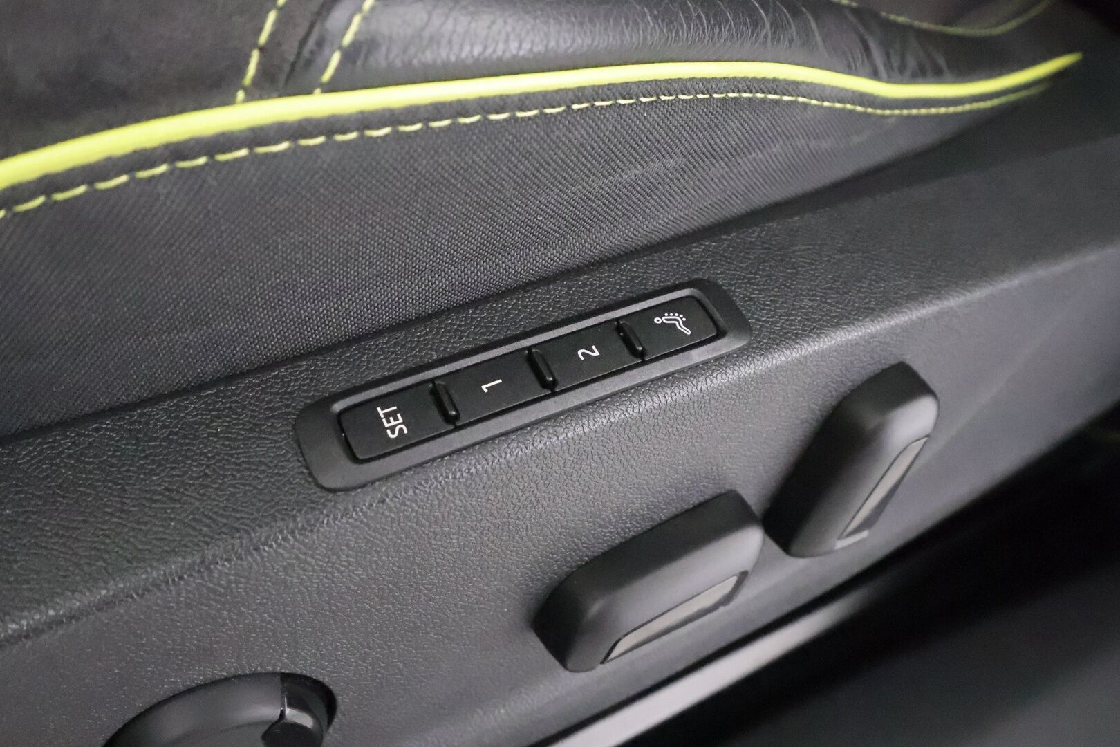 SKODA ENYAQ 2023 RS 4x4 220kW - | ILP | Koukku | Lasikatto | Canton | HUD | ACC | Matrix-LED | P.Kamera | Hierova Muistipenkki | Navi | Kaistavahti | Keyless | Merkkihuollot |