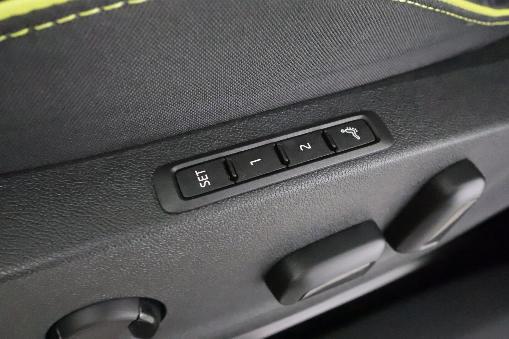 SKODA ENYAQ 2023 80x 4x4 RS iV - | ILP | Koukku | ACC | Matrix-LED | P.Kamera | Lasikatto | Canton | HUD | Hierova Muistipenkki | Navi | Kaistavahti | Keyless | Merkkihuollot | 