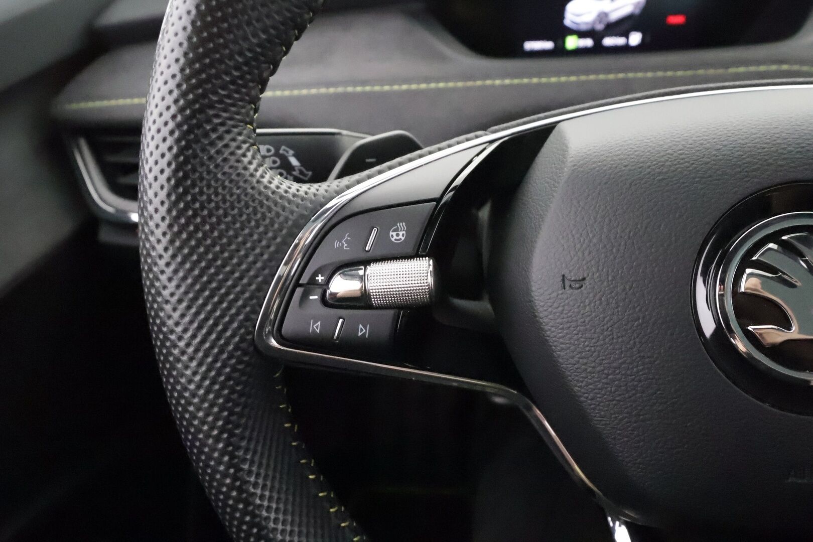 SKODA ENYAQ 2023 80x 4x4 RS iV - | ILP | Koukku | ACC | Matrix-LED | P.Kamera | Lasikatto | Canton | HUD | Hierova Muistipenkki | Navi | Kaistavahti | Keyless | Merkkihuollot | 