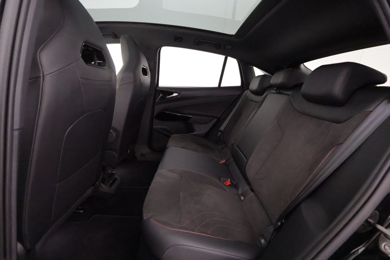 VOLKSWAGEN ID.5 2023 GTX Dual Motor AWD, akku 77 kWh - | HUD | ILP | Koukku | ACC | Matrix-LED | 360 | Lasikatto | Hierovat Sporttipenkit Muistilla | Navi | Kaistavahti | Keyless | 2x Latauskaapelit | Merkkihuollot | 