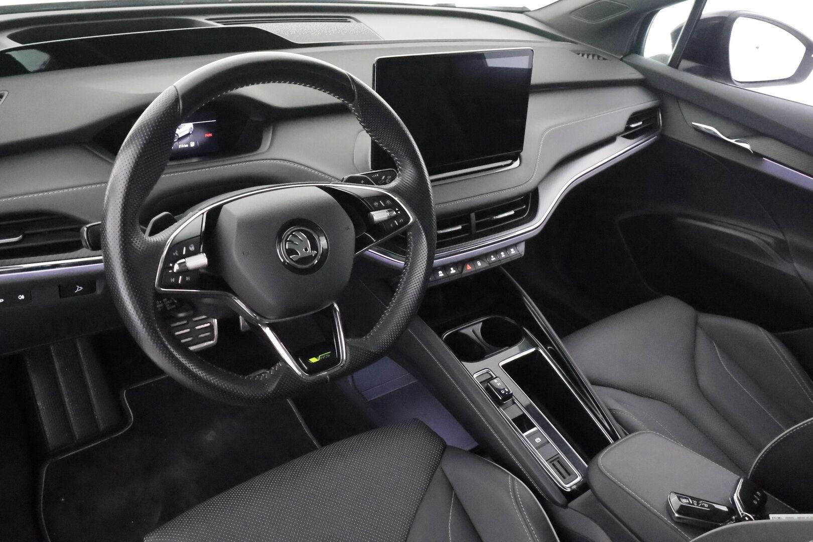 SKODA ENYAQ 2023 RS 4x4 220kW - | ILP | Koukku | Lasikatto | Canton | HUD | ACC | Matrix-LED | P.Kamera | Hierova Muistipenkki | Navi | Kaistavahti | Keyless | 2x Latauskaapelit | Merkkihuollot |