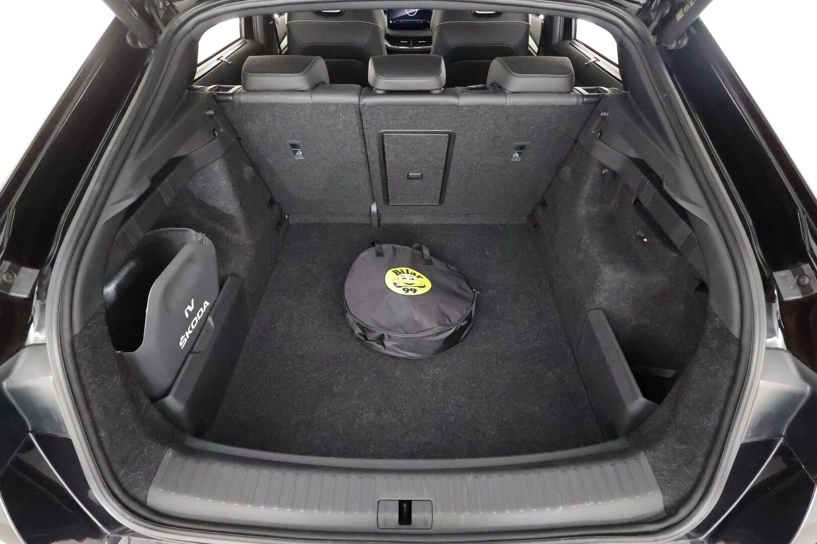 SKODA ENYAQ 2023 RS 4x4 220kW - | ILP | Koukku | Lasikatto | Canton | HUD | ACC | Matrix-LED | P.Kamera | Hierova Muistipenkki | Navi | Kaistavahti | Keyless | 2x Latauskaapelit | Merkkihuollot |