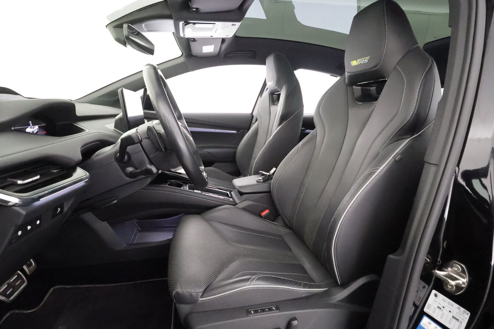 SKODA ENYAQ 2023 RS 4x4 220kW - | ILP | Koukku | Lasikatto | Canton | HUD | ACC | Matrix-LED | P.Kamera | Hierova Muistipenkki | Navi | Kaistavahti | Keyless | 2x Latauskaapelit | Merkkihuollot |