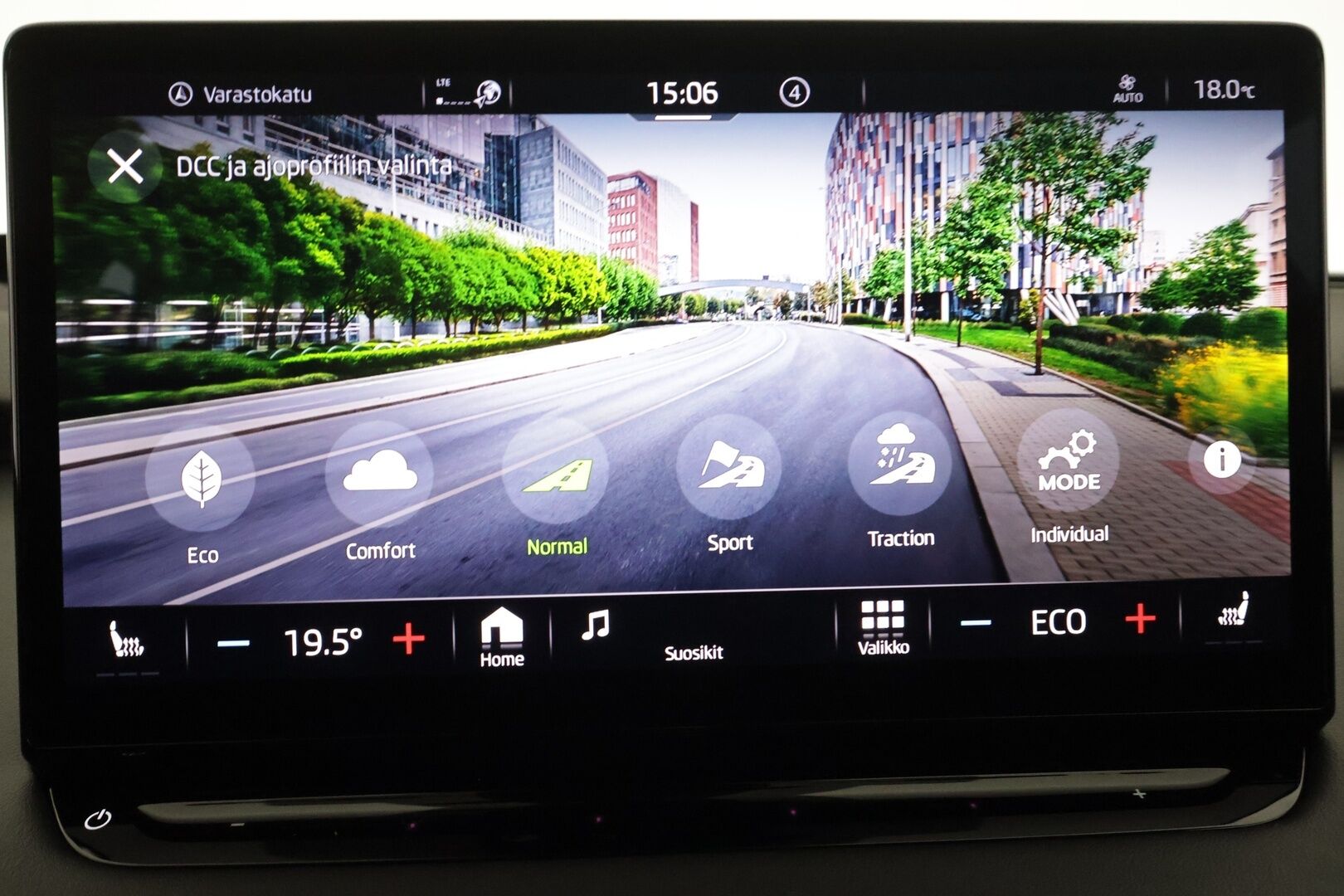SKODA ENYAQ 2023 RS 4x4 220kW - | ILP | Koukku | Lasikatto | Canton | HUD | ACC | Matrix-LED | P.Kamera | Hierova Muistipenkki | Navi | Kaistavahti | Keyless | 2x Latauskaapelit | Merkkihuollot |