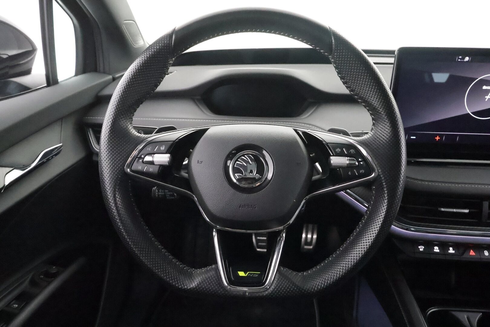 SKODA ENYAQ 2023 RS 4x4 220kW - | ILP | Koukku | Lasikatto | Canton | HUD | ACC | Matrix-LED | P.Kamera | Hierova Muistipenkki | Navi | Kaistavahti | Keyless | 2x Latauskaapelit | Merkkihuollot |