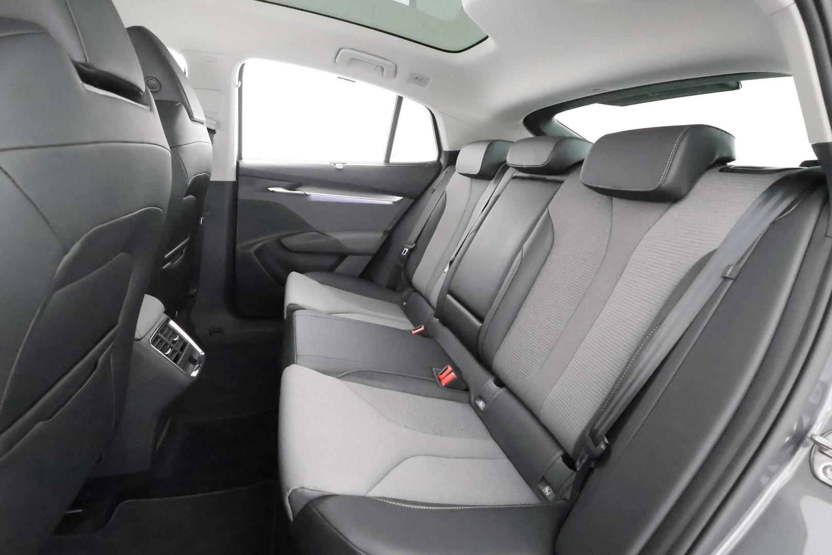 Skoda Enyaq 2024 Coupe 85 SportLine - ILP | Akuston esilämmitys | Lasikatto | ACC | Matrix LED | Peruutuskamera | Keyless | Merkkihuollot | Muistipenkki | Ratinlämmitys | Huippuvarusteet!