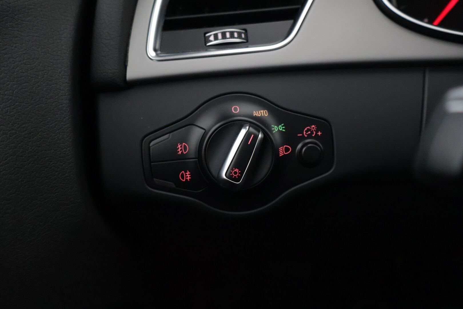 Audi A4 allroad quattro 2013 Alpine Pro 2,0 TDI 130 kW quattro S tronic - ACC | Panorama | Sähköluukku | Tutkat | 2x Renkaat | Katsastettu 9 / 26 | YritysOutlet - Myydään vain yrityksille