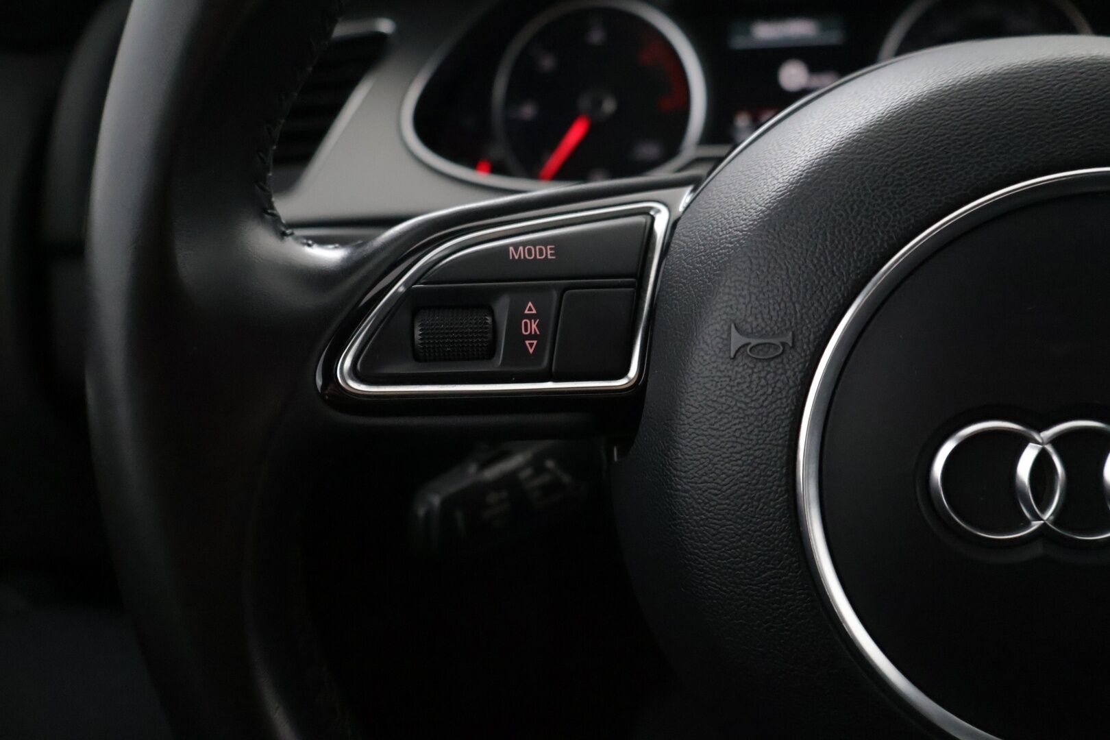 Audi A4 allroad quattro 2013 Alpine Pro 2,0 TDI 130 kW quattro S tronic - ACC | Panorama | Sähköluukku | Tutkat | 2x Renkaat | Katsastettu 9 / 26 | YritysOutlet - Myydään vain yrityksille