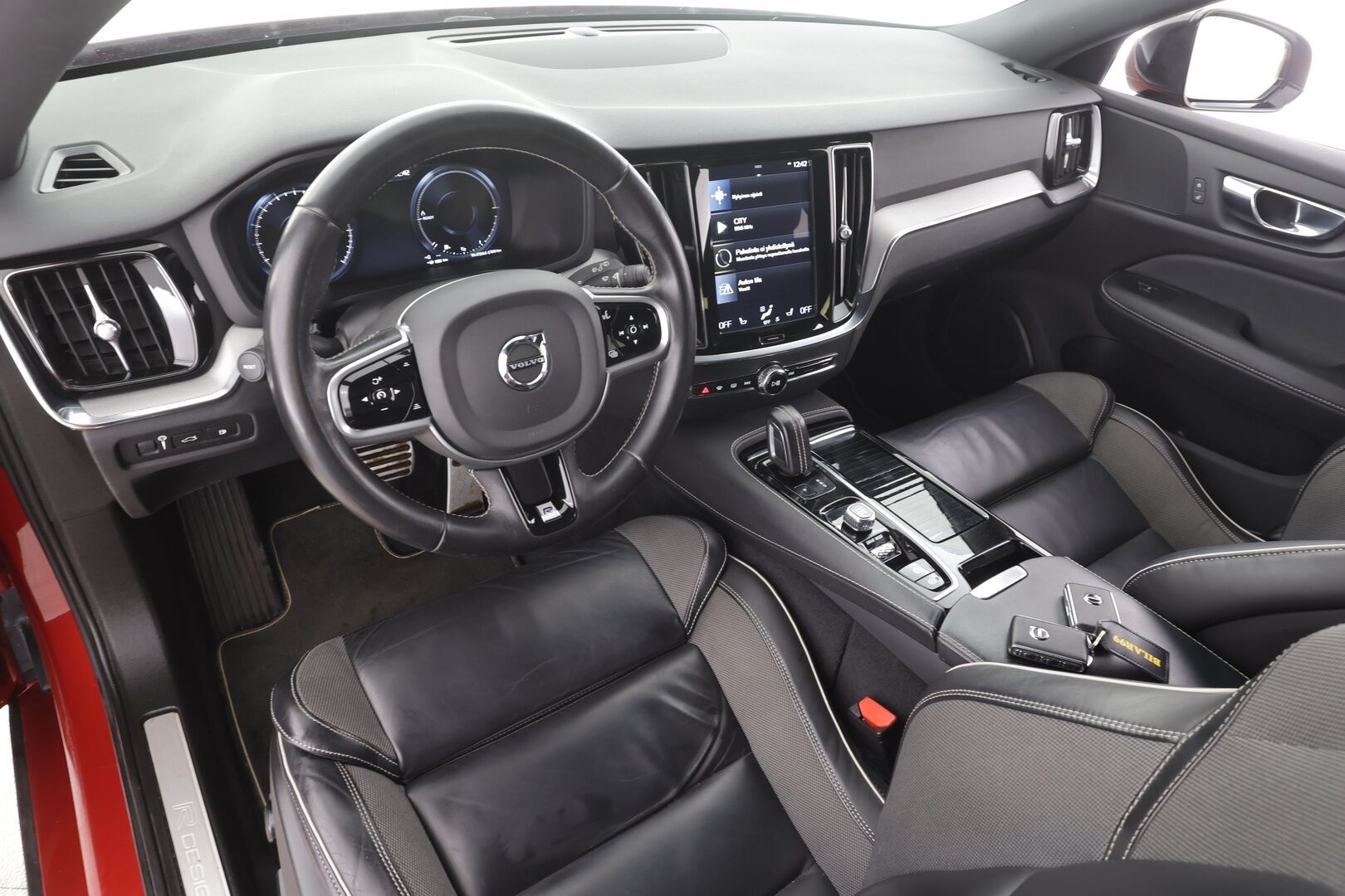Volvo V60 2020 T8 TwE AWD R-Design aut - | Pilot assist | Webasto | Koukku | Full-LED | Muistipenkki | P.kamera | Puolinahat | Keyless | Apple&Android | Suomi-auto | Merkkihuollot | Kahdet Renkaat |