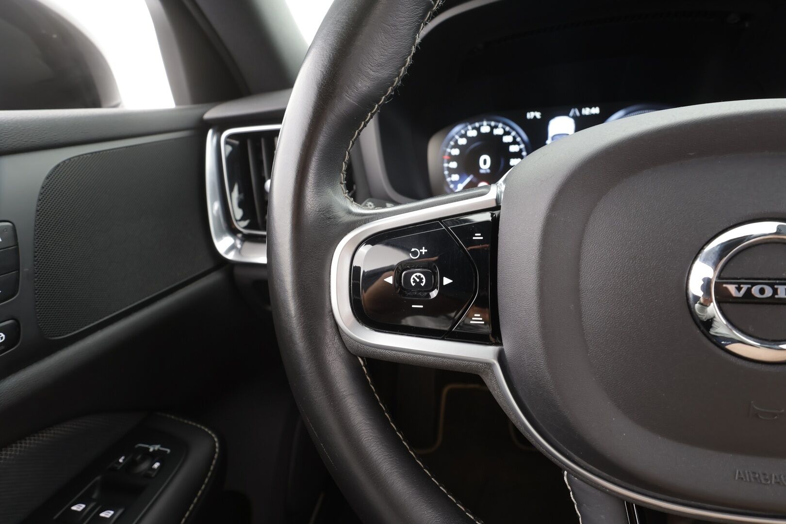 Volvo V60 2020 T8 TwE AWD R-Design aut - | Pilot assist | Webasto | Koukku | Full-LED | Muistipenkki | P.kamera | Puolinahat | Keyless | Apple&Android | Suomi-auto | Merkkihuollot | Kahdet Renkaat |