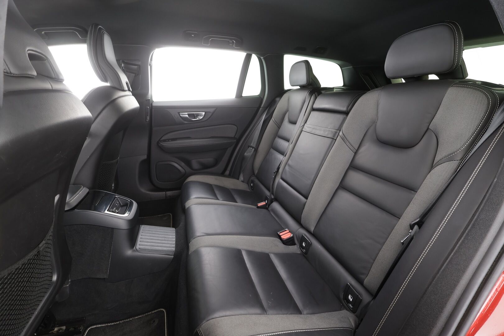 Volvo V60 2020 T8 TwE AWD R-Design aut - | Pilot assist | Webasto | Koukku | Full-LED | Muistipenkki | P.kamera | Puolinahat | Keyless | Apple&Android | Suomi-auto | Merkkihuollot | Kahdet Renkaat |