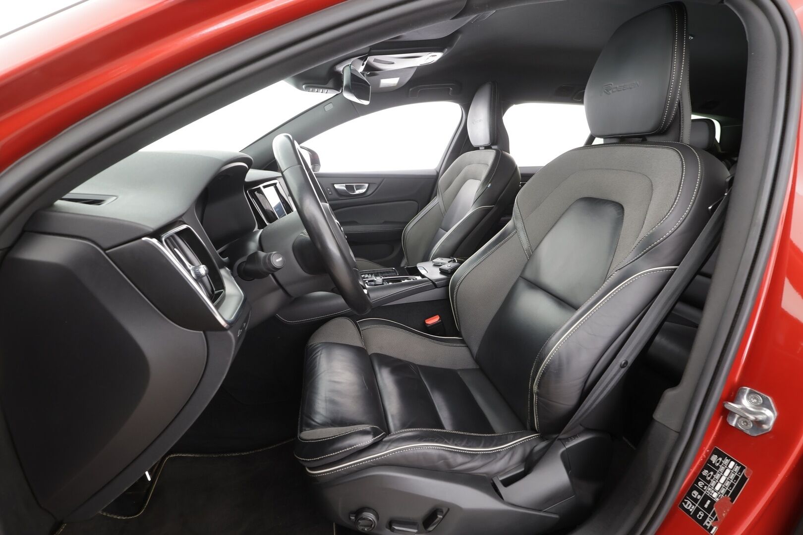 Volvo V60 2020 T8 TwE AWD R-Design aut - | Pilot assist | Webasto | Koukku | Full-LED | Muistipenkki | P.kamera | Puolinahat | Keyless | Apple&Android | Suomi-auto | Merkkihuollot | Kahdet Renkaat |