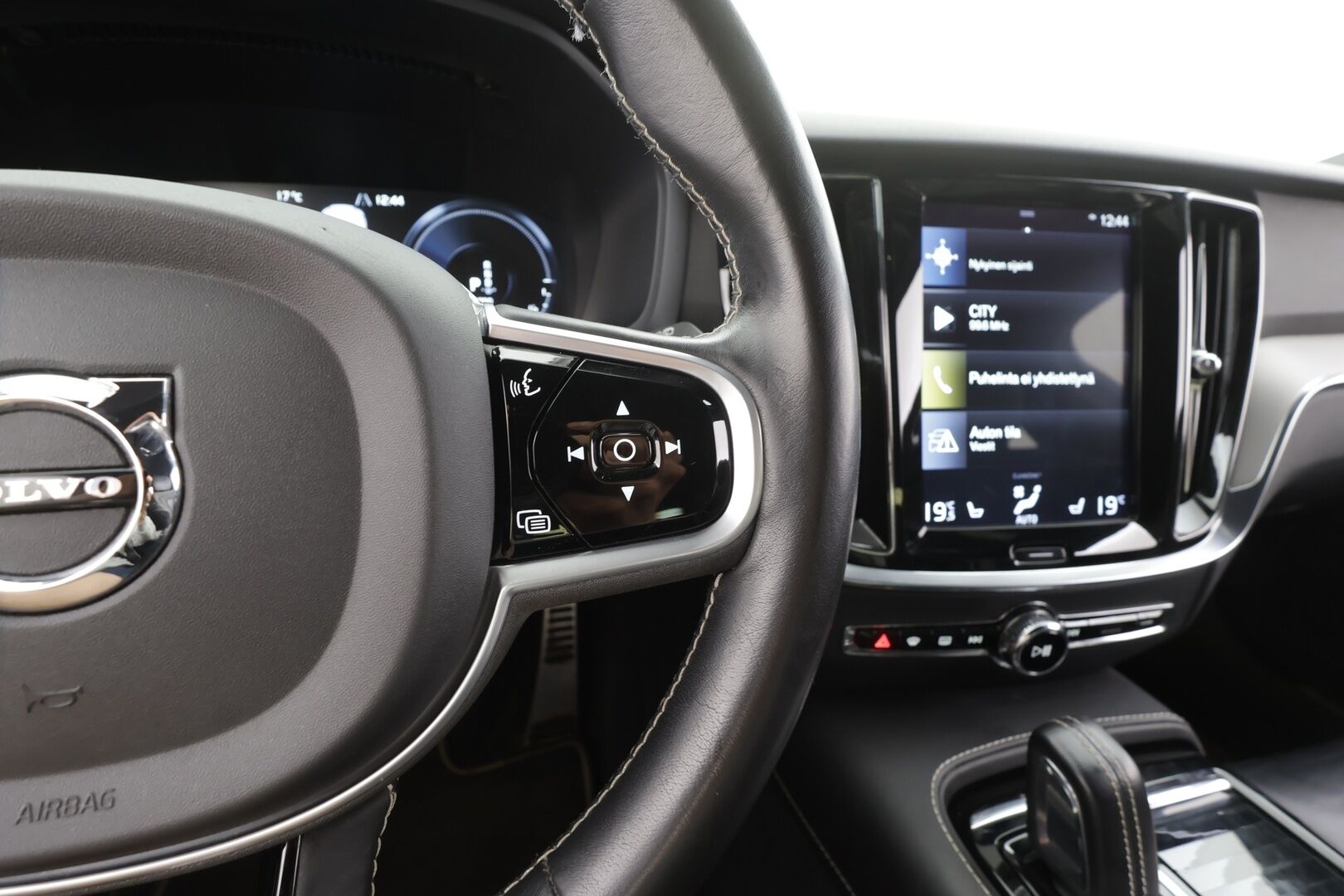 Volvo V60 2020 T8 TwE AWD R-Design aut - | Pilot assist | Webasto | Koukku | Full-LED | Muistipenkki | P.kamera | Puolinahat | Keyless | Apple&Android | Suomi-auto | Merkkihuollot | Kahdet Renkaat |
