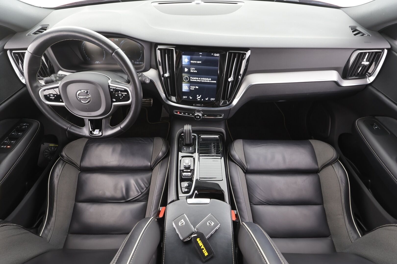 Volvo V60 2020 T8 TwE AWD R-Design aut - | Pilot assist | Webasto | Koukku | Full-LED | Muistipenkki | P.kamera | Puolinahat | Keyless | Apple&Android | Suomi-auto | Merkkihuollot | Kahdet Renkaat |