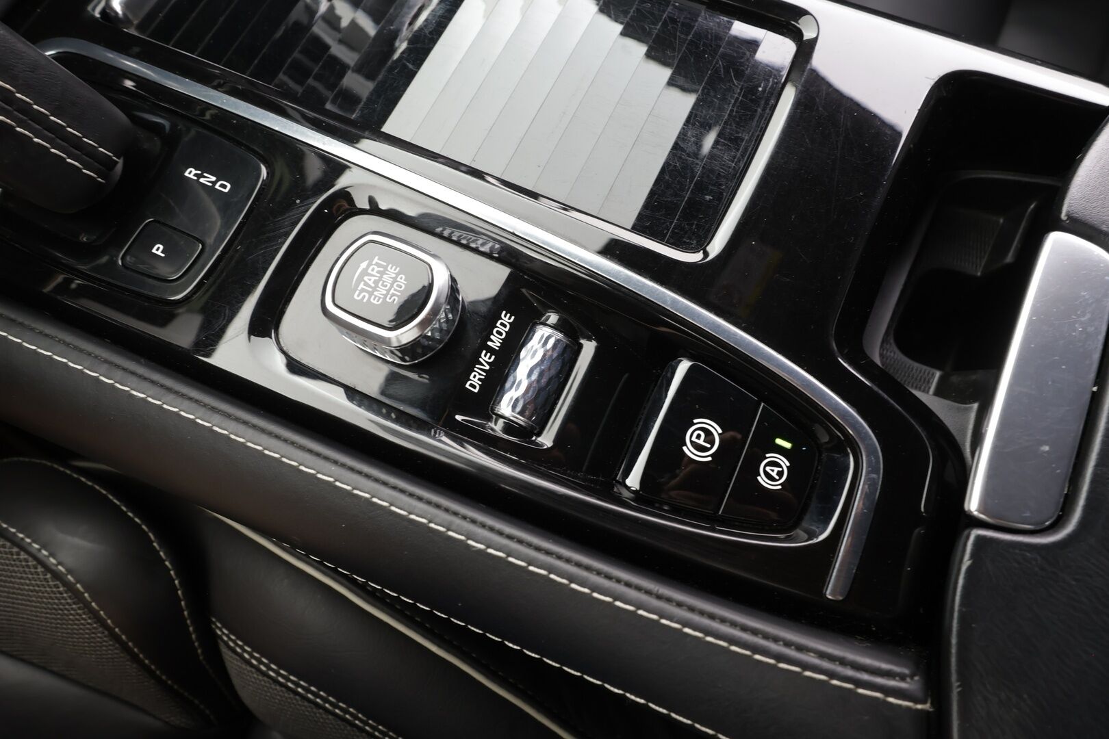 Volvo V60 2020 T8 TwE AWD R-Design aut - | Pilot assist | Webasto | Koukku | Full-LED | Muistipenkki | P.kamera | Puolinahat | Keyless | Apple&Android | Suomi-auto | Merkkihuollot | Kahdet Renkaat |