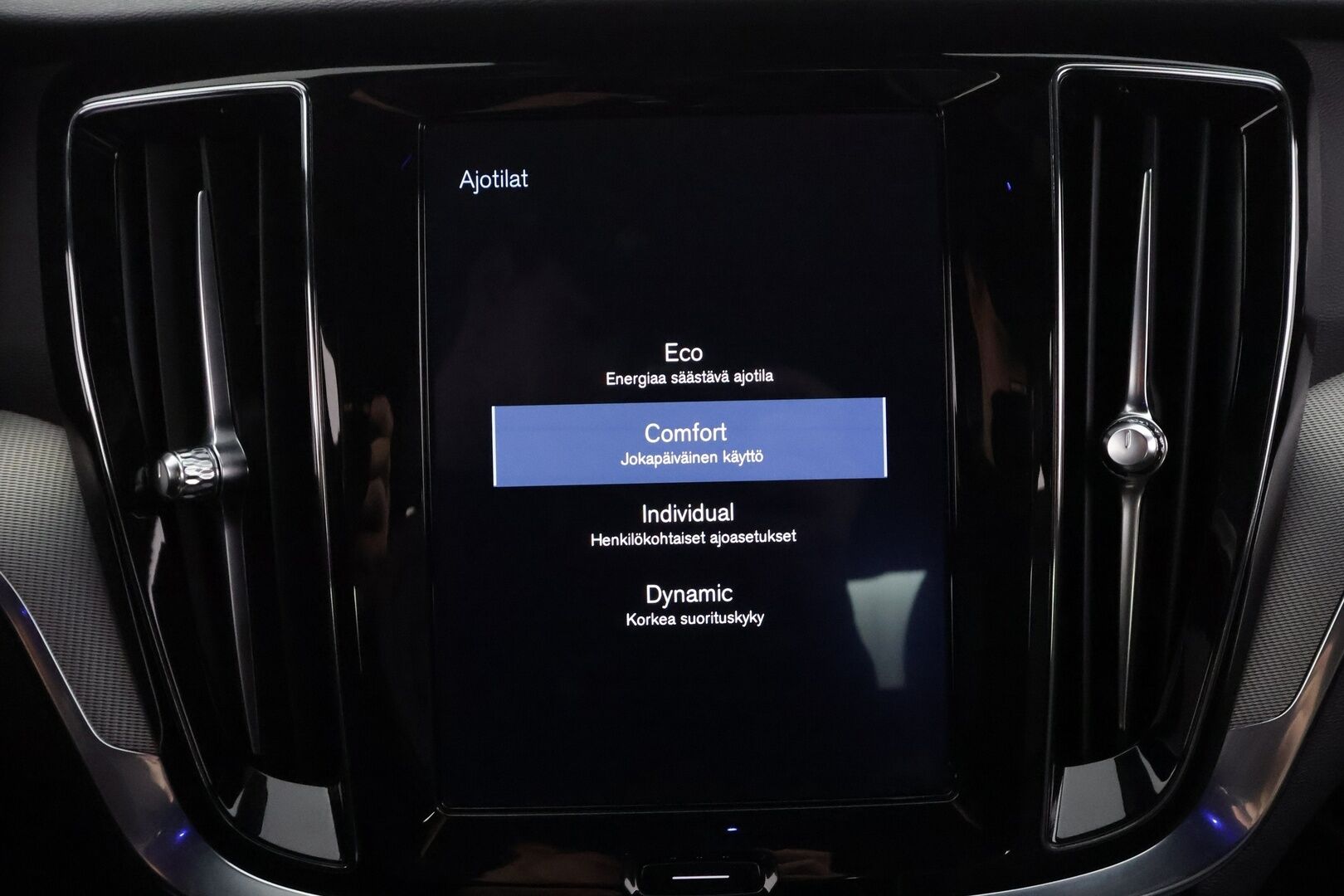 Volvo S60 2020 T5 Business R-Design aut - | ACC | Webasto | Harman/Kardon | Muistipenkki | Sporttipenkit | Puolinahat | Pilot Assist | Keyless | Lämm. ratti | Digimittaristo | 