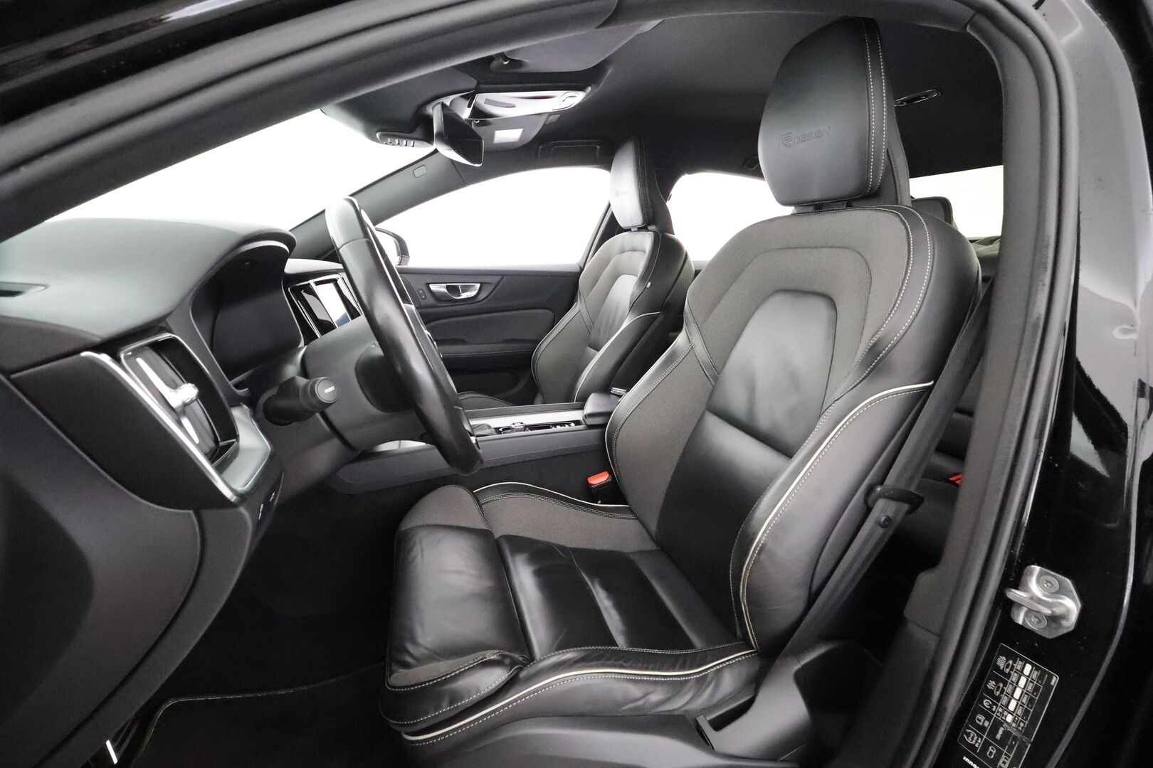 Volvo S60 2020 T5 Business R-Design aut - | ACC | Webasto | Harman/Kardon | Muistipenkki | Sporttipenkit | Puolinahat | Pilot Assist | Keyless | Lämm. ratti | Digimittaristo | 
