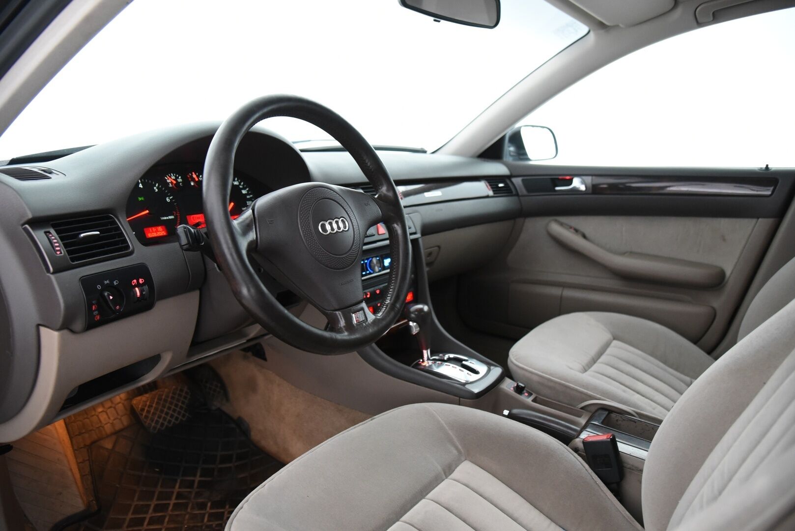 Audi A6 2000 4D A6 SEDAN QUATTRO 2.4 AUT / Myydään huutokaupat.com:issa! - Myydään vain huutokaupat.com:issa! 