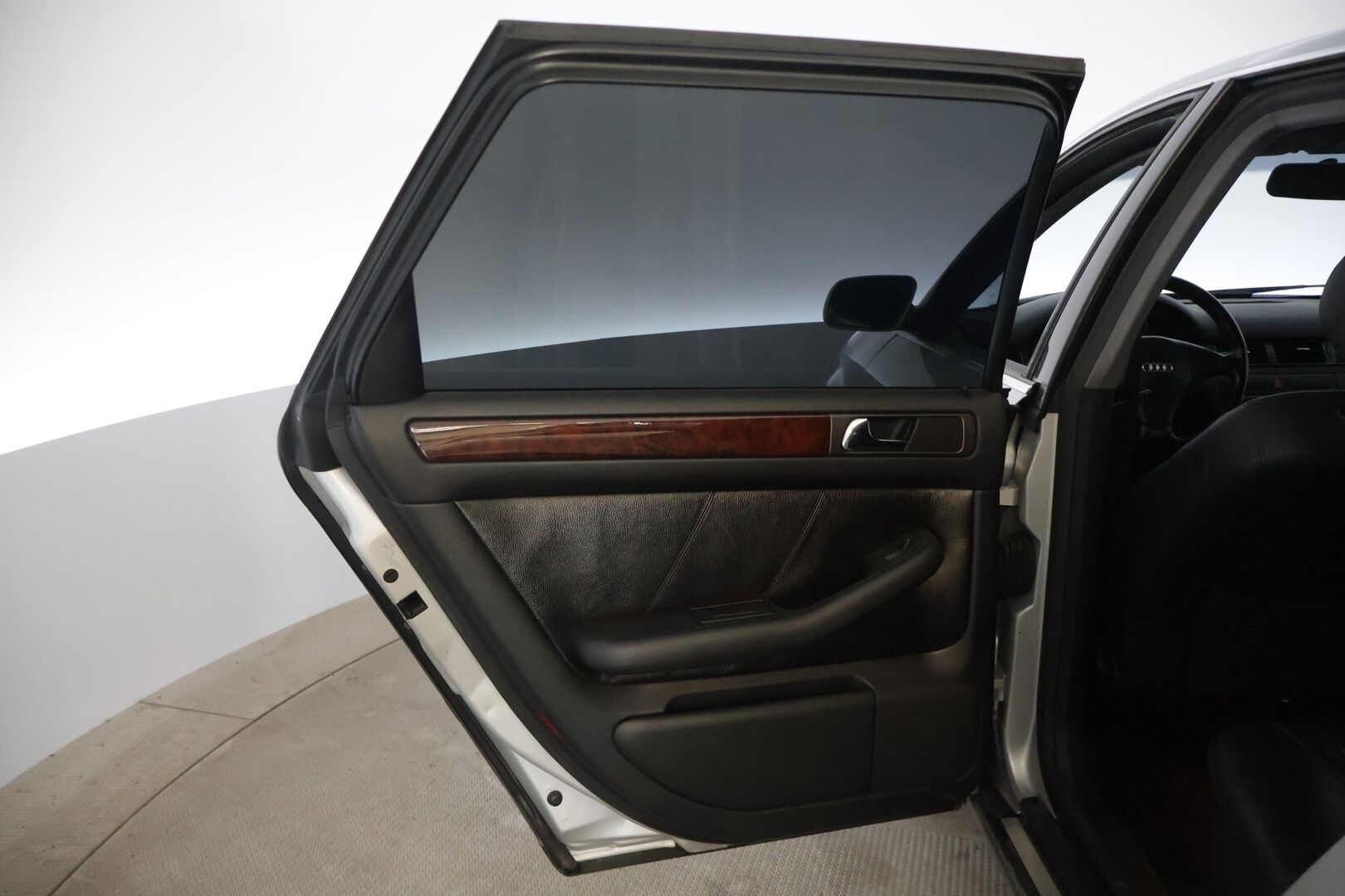 Audi A6 2001 5D A6 AVANT QUATTRO 2.7T AUTOMATIC-4B-4X4/276 - | Tämä auto myynnissä Huutokaupat.com | Lohko | 2xVanteet | Pioneeri soitin | Nahkasisusta |