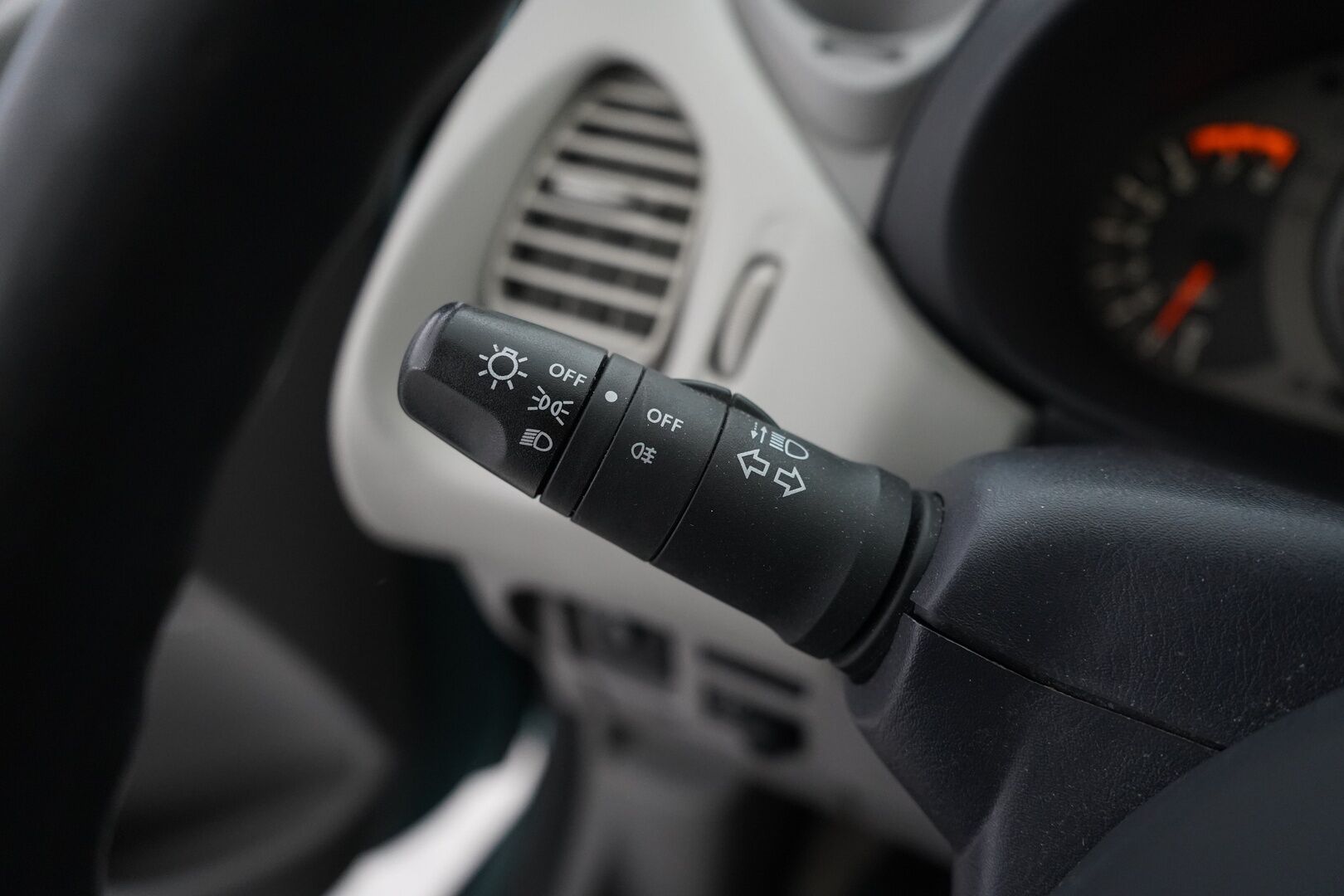 Nissan Almera 2002 1,8 16V Business 5ov. - YritysOutlet - Myydään vain yrityksille - Kahdet ok renkaat / Suomi-auto / Seuraava katsastus 04/2026