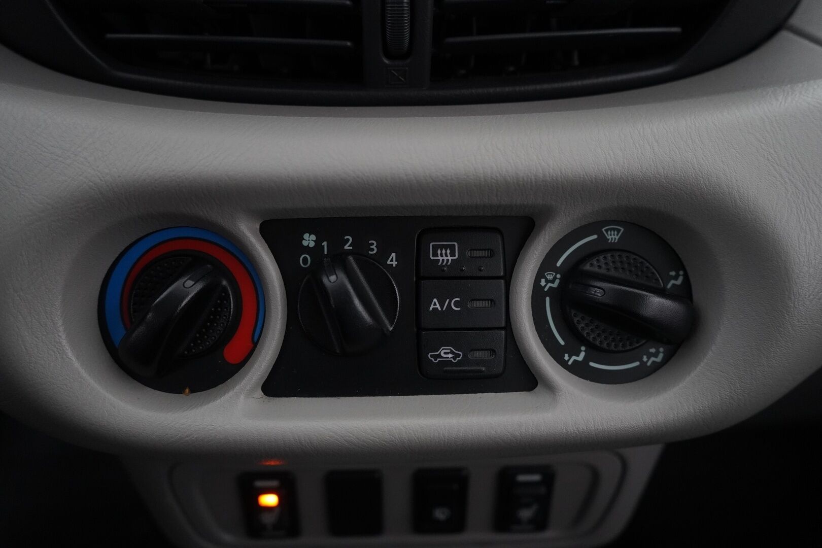 Nissan Almera 2002 1,8 16V Business 5ov. - YritysOutlet - Myydään vain yrityksille - Kahdet ok renkaat / Suomi-auto / Seuraava katsastus 04/2026