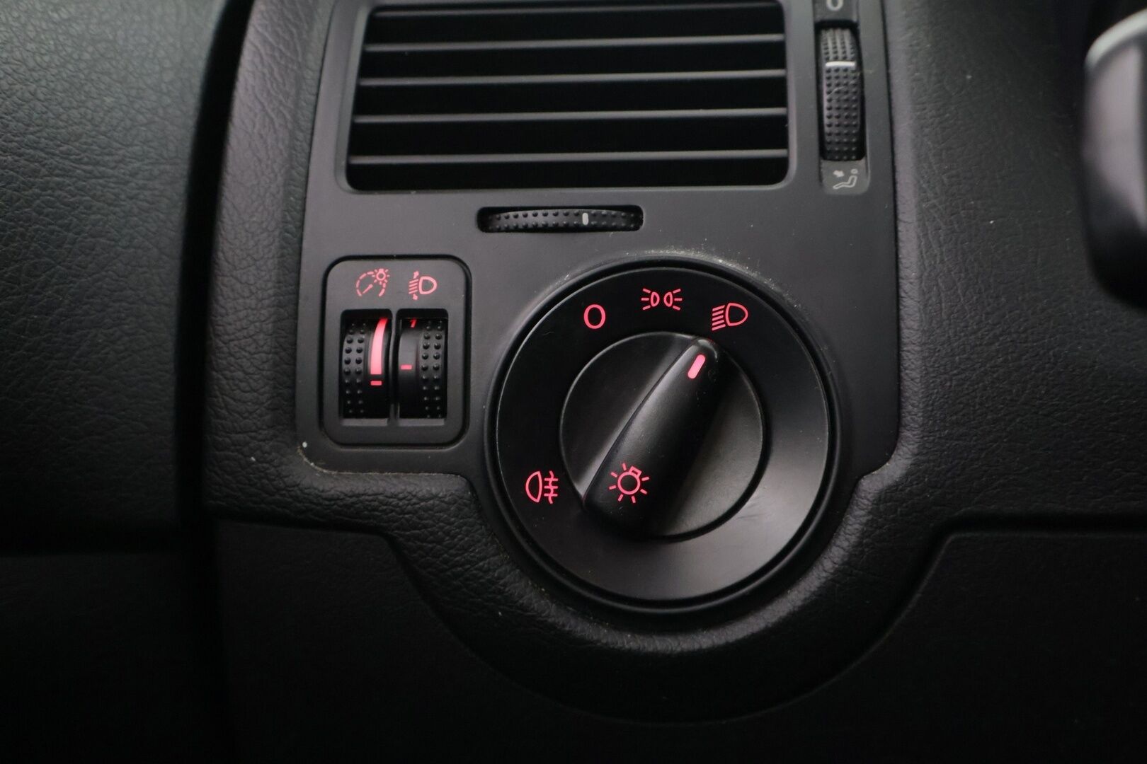 Volkswagen Bora 2004 4D BORA SEDAN 1.6 - * MYYDÄÄN HUUTOKAUPAT.COM * 