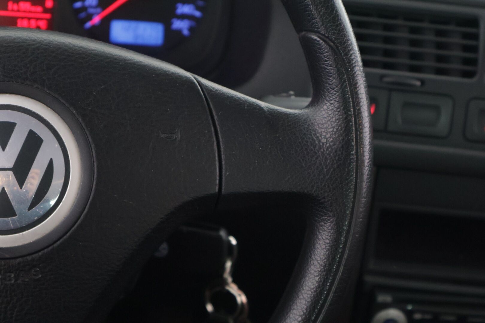 Volkswagen Bora 2004 4D BORA SEDAN 1.6 - * MYYDÄÄN HUUTOKAUPAT.COM * 