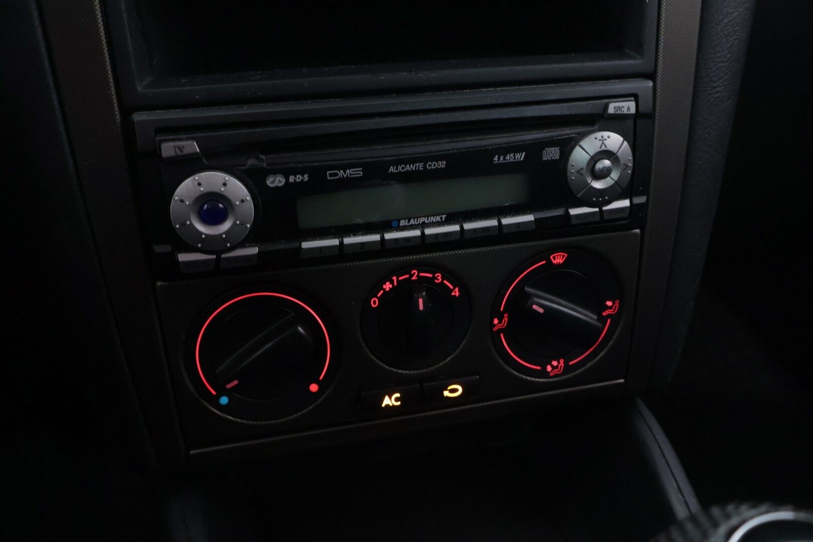 Volkswagen Bora 2004 4D BORA SEDAN 1.6 - * MYYDÄÄN HUUTOKAUPAT.COM * 