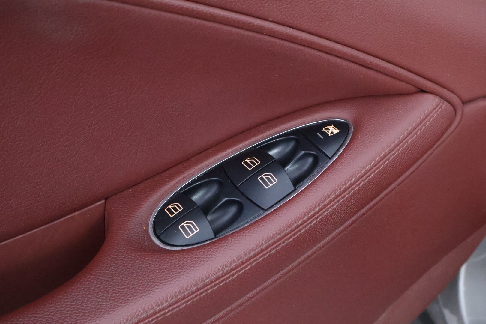 Mercedes-Benz CLS 2005 500 V8 - YritysOutlet - Myydään vain yrityksille - – Tämä auto myydään YritysOutlet -valikoimasta vain yritykselle