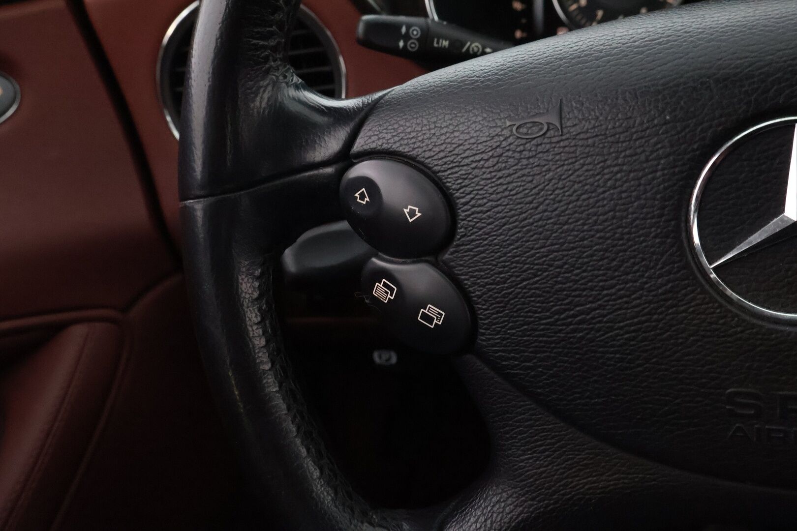 Mercedes-Benz CLS 2005 500 V8 - YritysOutlet - Myydään vain yrityksille - – Tämä auto myydään YritysOutlet -valikoimasta vain yritykselle