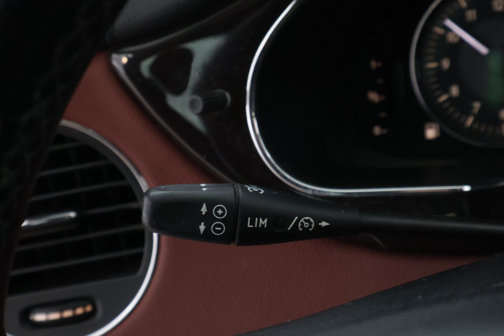 Mercedes-Benz CLS 2005 500 V8 - YritysOutlet - Myydään vain yrityksille - – Tämä auto myydään YritysOutlet -valikoimasta vain yritykselle