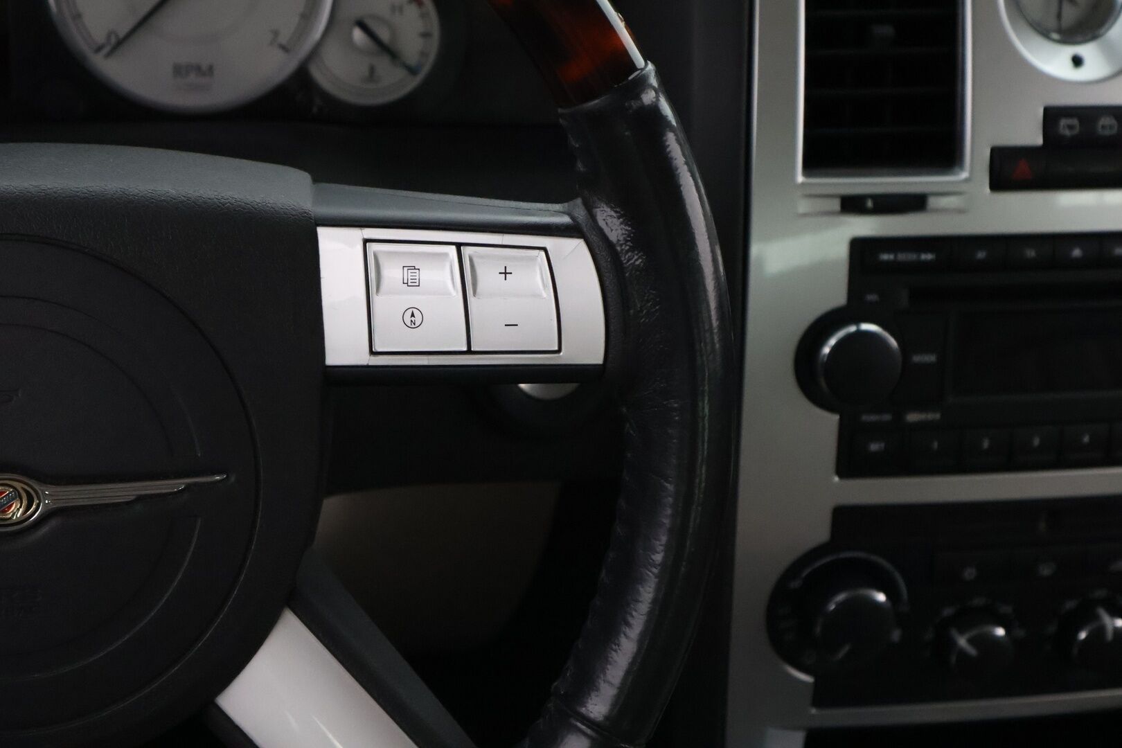 Chrysler 300C 2006 3.5 V6 AWD 5d A - MYYDÄÄN HUUTOKAUPAT.COM
