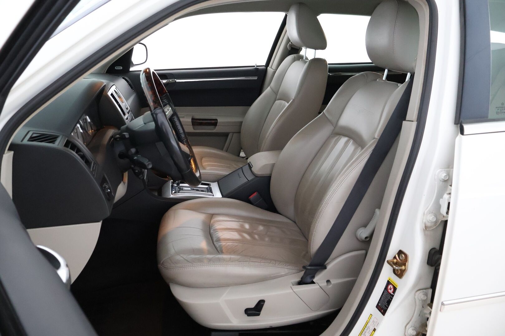 Chrysler 300C 2006 3.5 V6 AWD 5d A - MYYDÄÄN HUUTOKAUPAT.COM