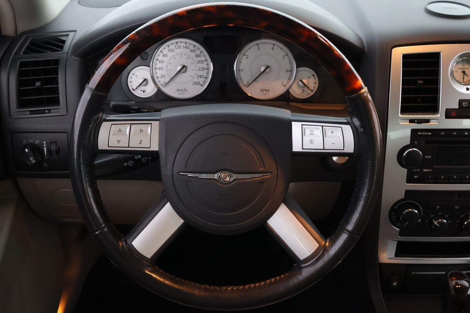 Chrysler 300C 2006 3.5 V6 AWD 5d A - MYYDÄÄN HUUTOKAUPAT.COM