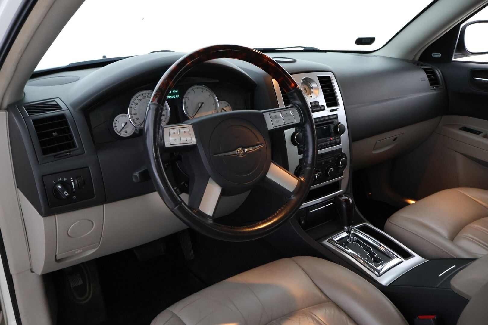 Chrysler 300C 2006 3.5 V6 AWD 5d A - MYYDÄÄN HUUTOKAUPAT.COM