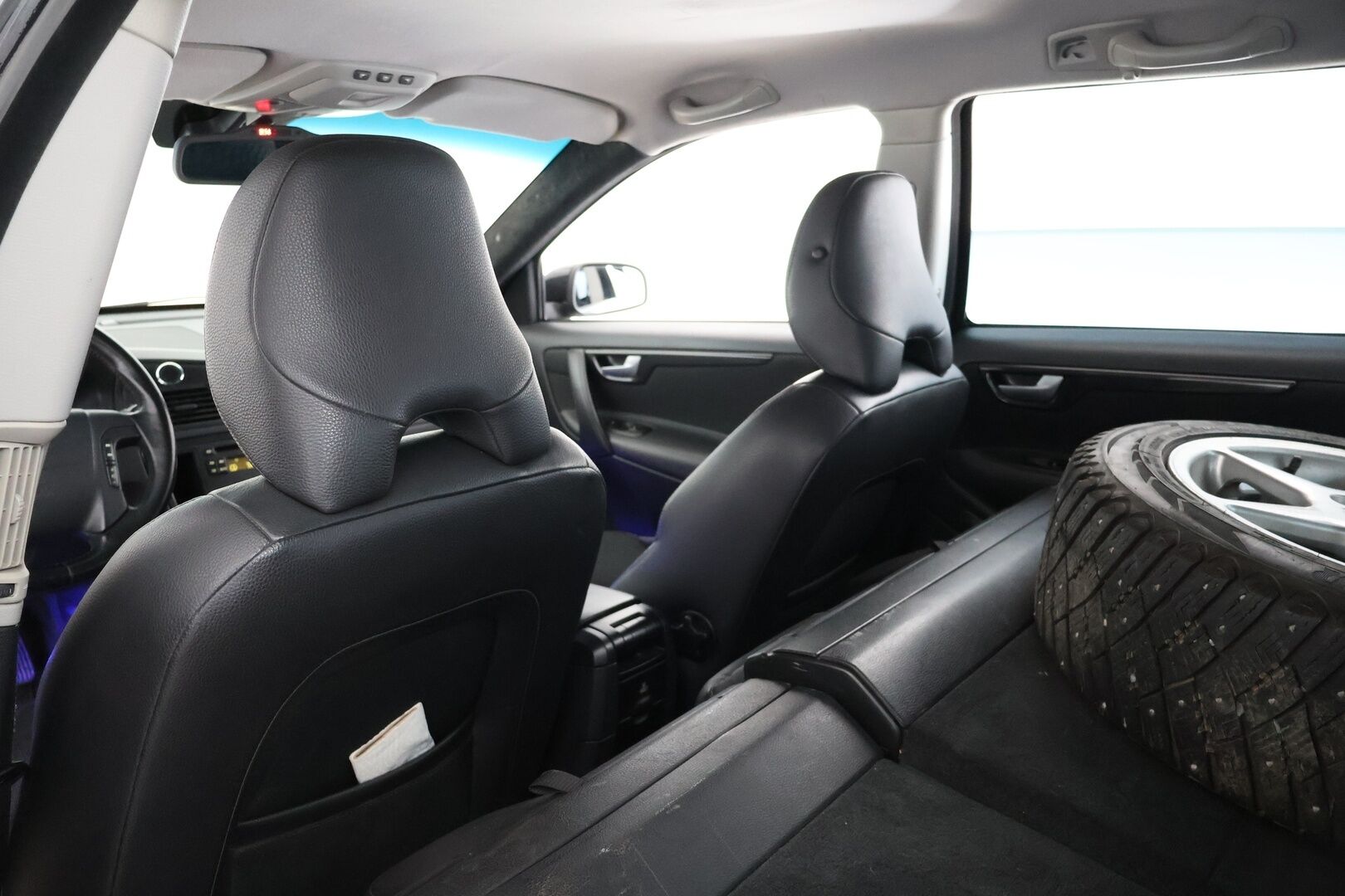 Volvo V70 2006 2,5T Geartronic | Myydään huutokaupat.comissa | - | Myydään huutokaupat.comissa | Koukku | Suomi-auto | Lohko | LED-lisävalo | 2x vanteet renkaineen | Tehokas malli! |