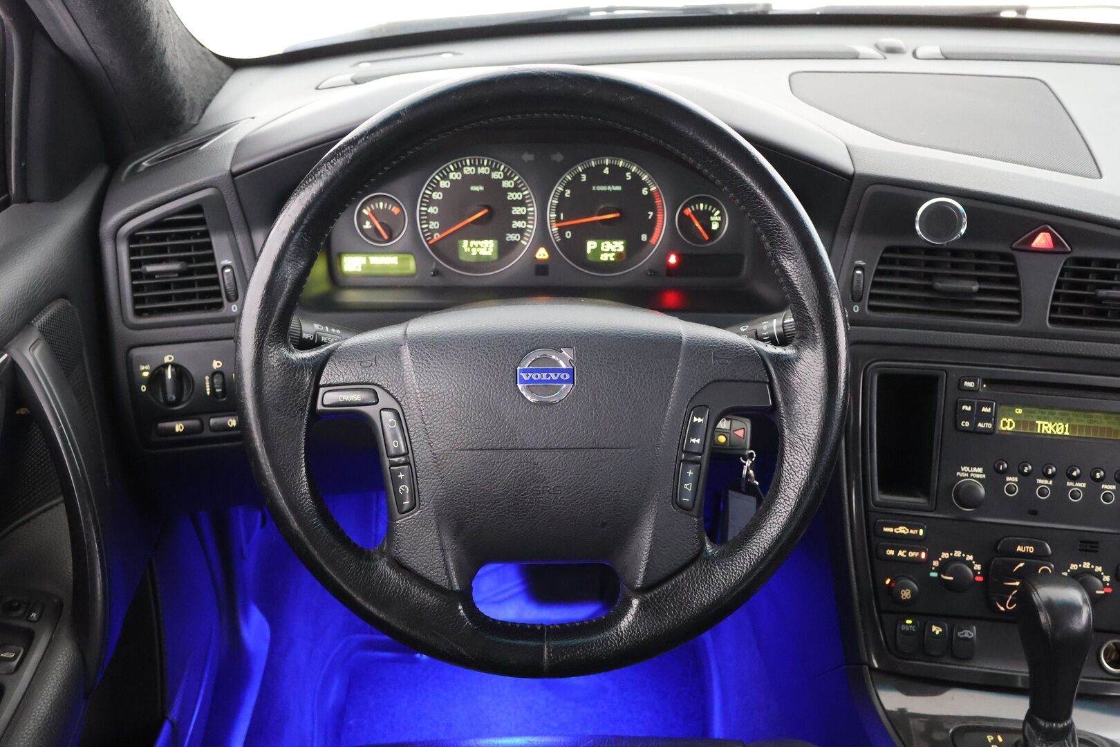 Volvo V70 2006 2,5T Geartronic | Myydään huutokaupat.comissa | - | Myydään huutokaupat.comissa | Koukku | Suomi-auto | Lohko | LED-lisävalo | 2x vanteet renkaineen | Tehokas malli! |