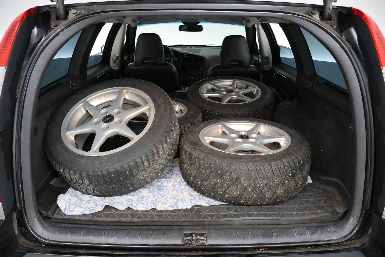 Volvo V70 2006 2,5T Geartronic | Myydään huutokaupat.comissa | - | Myydään huutokaupat.comissa | Koukku | Suomi-auto | Lohko | LED-lisävalo | 2x vanteet renkaineen | Tehokas malli! |