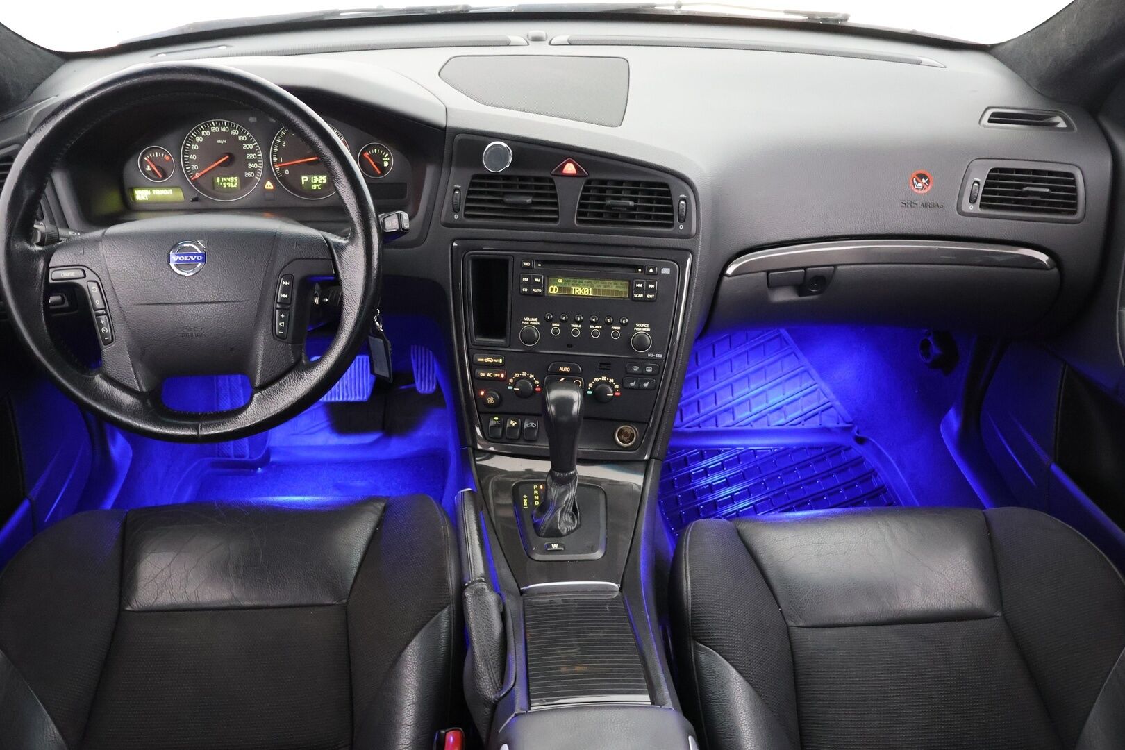 Volvo V70 2006 2,5T Geartronic | Myydään huutokaupat.comissa | - | Myydään huutokaupat.comissa | Koukku | Suomi-auto | Lohko | LED-lisävalo | 2x vanteet renkaineen | Tehokas malli! |